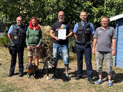 Bild vergr&ouml;&szlig;ern: Mitarbeiter des st&auml;dtischen Ordnungsamtes und Vorstandsmitglieder des Vereins Tierschutz S&uuml;dpfalz beim Vor-Ort-Termin im Tierheim.