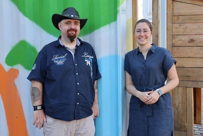 Bild vergr&ouml;&szlig;ern: Der neue Soziallotse der Diakonie Pfalz, Alexander Wilking, bietet ab sofort drei offene Sprechstunden an. Beigeordnete und Sozialdezernentin Lena D&uuml;rphold l&auml;dt alle Interessierten zu diesem Angebot ein.