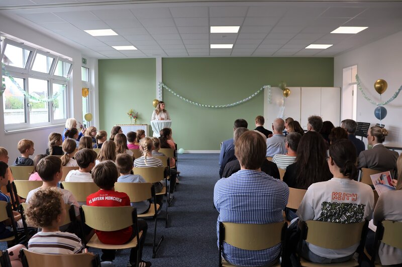 Beigeordnete Jennifer Braun bei der Einweihungsfeier des Erweiterungsbaus der Grundschule Dammheim. Die neue Schul- und GML-Dezernentin besuchte selbst die Grundschule im Landauer Stadtdorf. 