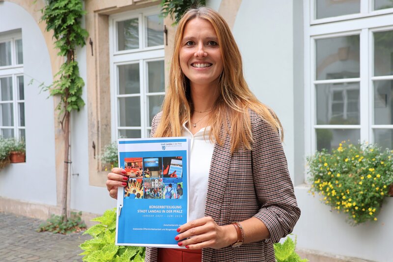 B&uuml;rgerbeteiligungsbeauftragte Franziska Ritter pr&auml;sentiert den aktuellen Zwischenbericht und zeigt, was sich bei der B&uuml;rgerbeteiligung in Landau von Januar 2023 bis Juni 2026 getan hat.