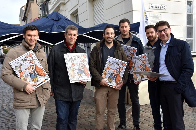 Am ersten Verkaufstag des diesj&auml;hrigen Landauer Adventskalenders stattete Oberb&uuml;rgermeister Thomas Hirsch (r.) den Mitgliedern des Serviceclubs Round Table 64 S&uuml;dpfalz um Pr&auml;sident Karsten Moock (2.v.l.) einen Besuch ab und dankte den &raquo;Tablern&laquo; f&uuml;r deren 