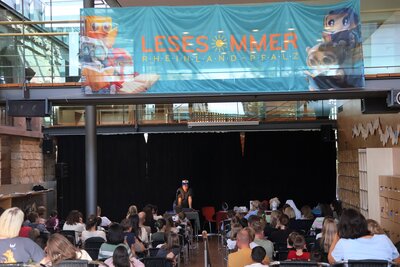Bild vergr&ouml;&szlig;ern: In der Landauer Stadtbibliothek fand jetzt das gro&szlig;e Abschlussfest des Lesesommers 2026 statt.