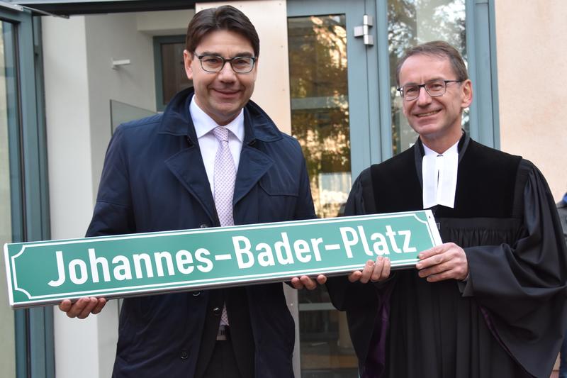 Ein Platz, der Baders Namen tr&auml;gt! Am diesj&auml;hrigen Reformationstag luden Oberb&uuml;rgermeister Thomas Hirsch (l.) und Dekan Volker Janke (r.) zur offiziellen &raquo;Taufe&laquo; des neuen Johannes-Bader-Platzes.