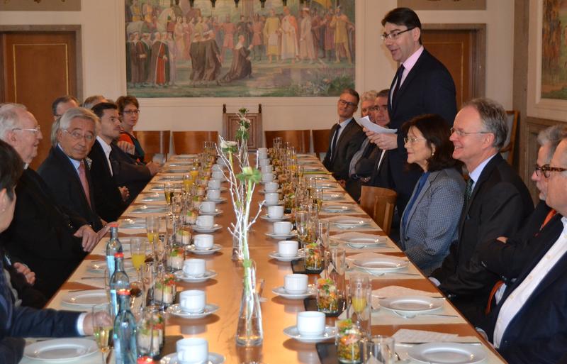 Mit einem kleinen Empfang im Landauer Rathauses wurde jetzt der 75. Geburtstag des fr&uuml;heren Oberb&uuml;rgermeisters Dr. Christof Wolff nachgefeiert.