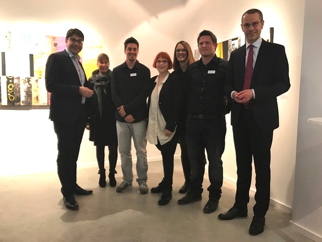 Gemeinsam bei der offiziellen Einweihung der neuen R&auml;umlichkeiten der Galerie Hiestand und des Architekturb&uuml;ros hausgemacht Architekten sowie der Er&ouml;ffnung der Ausstellung &raquo;Terre neuve&laquo;: Oberb&uuml;rgermeister Thomas Hirsch (l.), B&uuml;rgermeister und Kulturdezern