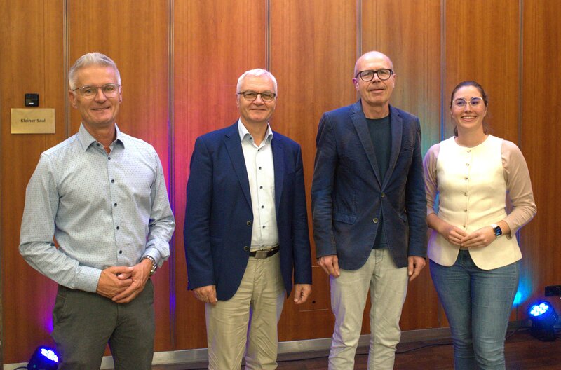 Dr. Hans-J&uuml;rgen Blinn (2. v. l.) ist neuer Vorsitzender des Aufsichtsrats der Stadtholding Landau in der Pfalz GmbH. Landaus Oberb&uuml;rgermeister Dr. Dominik Gei&szlig;ler (2. v. r.) wurde zum Stellvertreter gew&auml;hlt. Lena D&uuml;rphold und Martin Messemer, Gesch&auml;ftsf&uuml;h