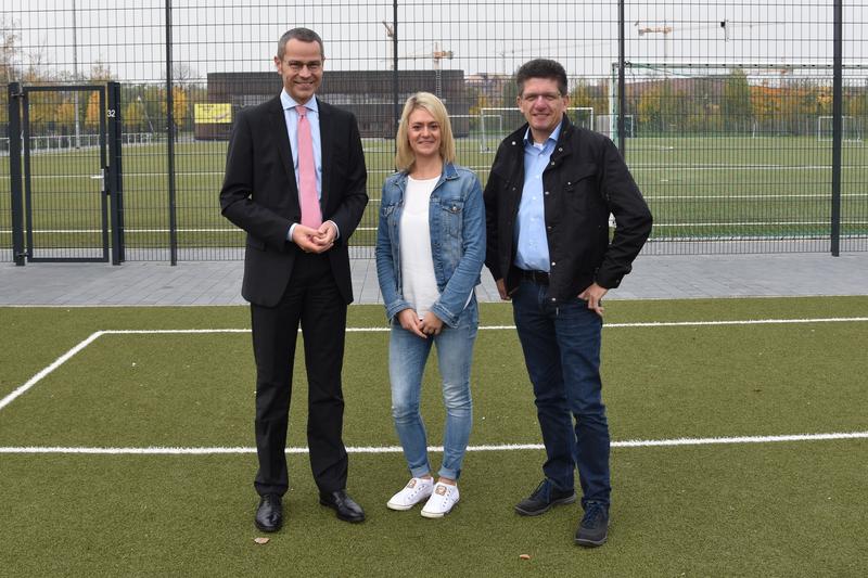 Eine neue Ansprechpartnerin in Sachen Sport! B&uuml;rgermeister und Sportdezernent Dr. Maximilian Ingenthron (l.) hat Marlen M&uuml;ller jetzt gemeinsam mit dem Leiter des Amts f&uuml;r Schulen, Kultur und Sport, Ralf M&uuml;ller (r.), begr&uuml;&szlig;t und ihr viel Erfolg in ihrem ne