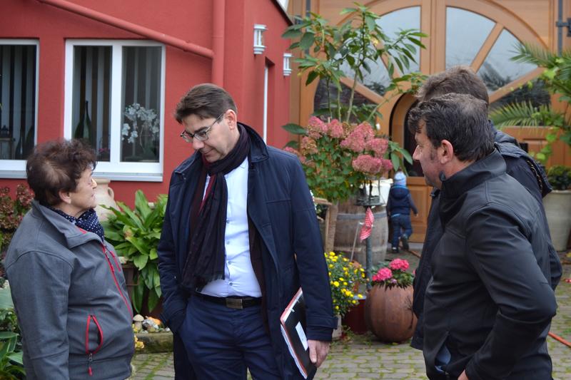Bei der OB-Sprechstunde und dem anschlie&szlig;enden Dorfrundgang in M&ouml;rlheim kam Oberb&uuml;rgermeister Thomas Hirsch mit den B&uuml;rgerinnen und B&uuml;rgern ins Gespr&auml;ch. 