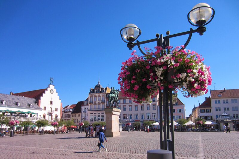 Sch&ouml;n, aber teils uneben: der Landauer Rathausplatz. 