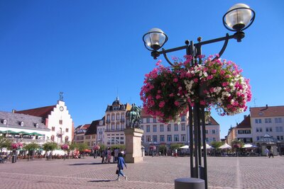 Bild vergr&ouml;&szlig;ern: Sch&ouml;n, aber teils uneben: der Landauer Rathausplatz.