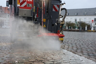 Bild vergr&ouml;&szlig;ern: Um die Begehbarkeit des historischen Pflasters auf dem Rathausplatz zu verbessern, hat die Stadt Landau jetzt den Einsatz einer speziellen Feinfr&auml;se getestet.
