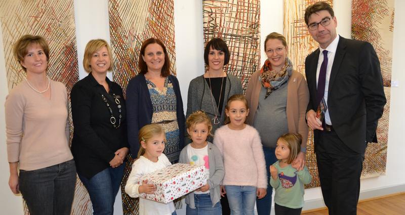 Oberb&uuml;rgermeister Thomas Hirsch empfing die Mitglieder des Ladies' Circle 46 S&uuml;dliche Weinstra&szlig;e jetzt im Rathaus, um sich &uuml;ber die Aktion &raquo;Weihnachtsp&auml;ckchenkonvoi&laquo; zu informieren. Der OB hatte auch ein Geschenkpaket vorbereitet, um die Aktion zu unterst