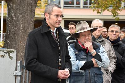 Bild vergr&ouml;&szlig;ern: Gegen das Vergessen: B&uuml;rgermeister Dr. Maximilian Ingenthron (l.) gemeinsam mit dem K&ouml;lner K&uuml;nstler Gunter Demnig (r.) bei der elften Stolpersteinverlegung in Landau.