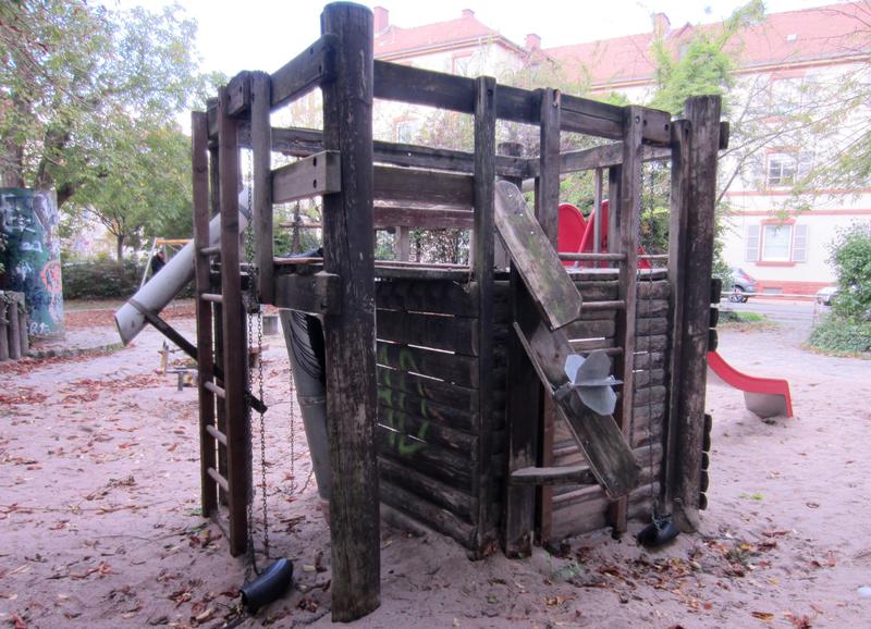 Der alte, marode Holzturm auf dem Spielplatz in der Landauer Vogesenstra&szlig;e soll einem neueren Modell weichen.
