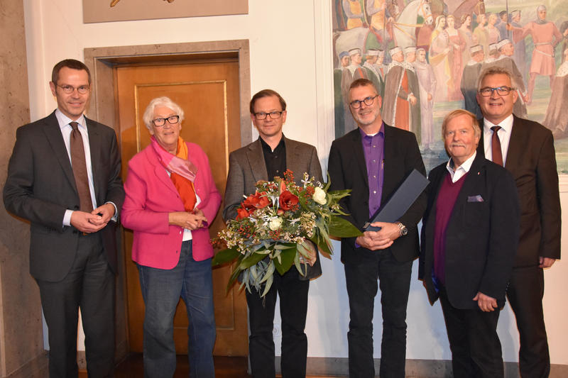 B&uuml;rgermeister und Kulturdezernent Dr. Maximilian Ingenthron (l.) gemeinsam mit dem ehemaligen Vorsitzenden des Vereins Strieffler Haus der K&uuml;nste, Prof. Dr. Christoph Zuschlag (3.v.l.), dem neu gew&auml;hlten Vorsitzenden Christian Freichel-Tworeck (3.v.r.), d