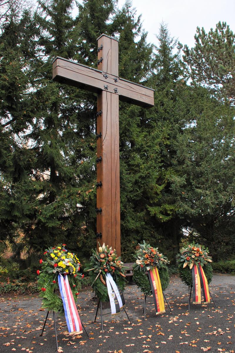 Auf dem Hauptfriedhof der Stadt Landau findet jedes Jahr eine Gedenkfeier zum Volkstrauertag statt. 