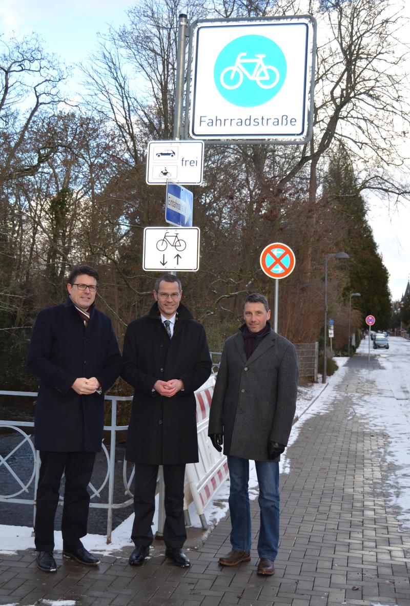 B&uuml;rgermeister und Verkehrsdezernent Dr. Maximlian Ingenthron, der B&uuml;rgermeister der Verbandsgemeinde Landau-Landau, Thorsten Blank (l.), und der Leiter der Abteilung Mobilit&auml;t und Verkehrsinfrastruktur des Stadtbauamts, Ralf Bernhard (r.), bei der Verkehr