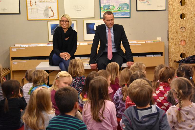 B&uuml;rgermeister und Kulturdezernent Dr. Maximilian Ingenthron gemeinsam mit Vorleserin Jacqueline Konrad beim bundesweiten Vorlesetag in der Landauer Stadtbibliothek. 