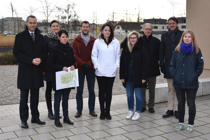 Bei einem gemeinsamen Treffen mit B&uuml;rgermeister und Baudezernent Dr. Maximilian Ingenthron (l.) und Sylvia Schmidt-Sercander (2.v.l.) von der Abteilung Stadtplanung und Stadtentwicklung des Landauer Stadtbauamts, erhielten die G&auml;ste im &raquo;Wohnpark Am Ebenbe