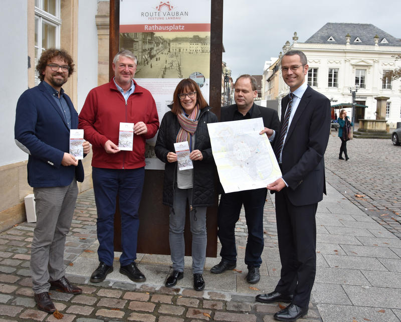 B&uuml;rgermeister und Kulturdezernent Dr. Maximilian Ingenthron (r.) hat den neuen Faltplan jetzt gemeinsam mit Stadtarchivarin Christine Kohl-Langer, Stadtdenkmalpfleger J&ouml;rg Seitz (l.), Peter Weiler, Vorstandsmitglied des Festungsbauvereins (2.v.l.), und Kl