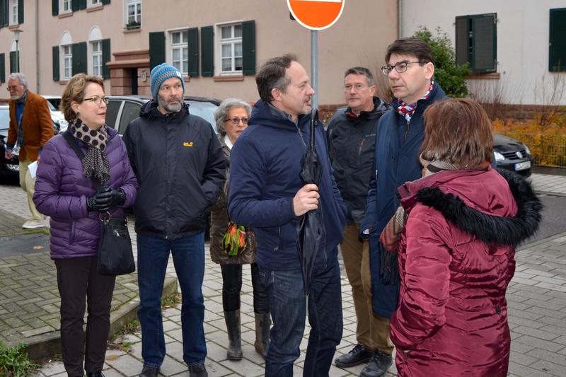 Bei der OB-Sprechstunde und dem anschlie&szlig;enden Rundgang durch die S&uuml;dstadt kam Oberb&uuml;rgermeister Thomas Hirsch mit B&uuml;rgerinnen und B&uuml;rgern ins Gespr&auml;ch. 