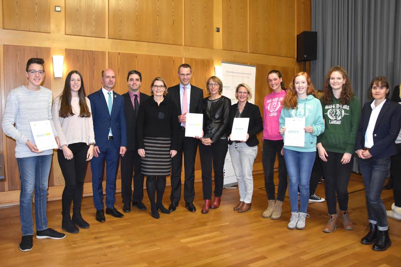 Landaus B&uuml;rgermeister und Schuldezernent Dr. Maximilian Ingenthron (6.v.l.) gemeinsam mit der rheinland-pf&auml;lzischen Bildungsministerin Dr. Stefanie Hubig (5.v.l.)und Vertreterinnen und Vertretern der geehrten Landauer Schulen bei der Feierstunde in der La