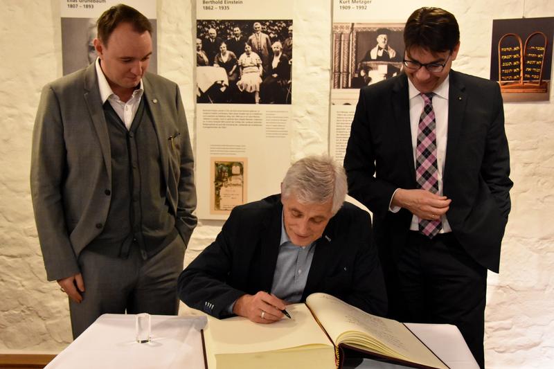 Veranstalter und Gast: Dr. Timo Werner, Gesch&auml;ftsf&uuml;hrer des Frank-Loeb-Instituts (l.), und Oberb&uuml;rgermeister Thomas Hirsch (r.) konnten den fr&uuml;heren Bundestagsabgeordneten und ehemaligen Leiter des B&uuml;ros der Heinrich-B&ouml;ll-Stiftung in Ramallah, Christian S