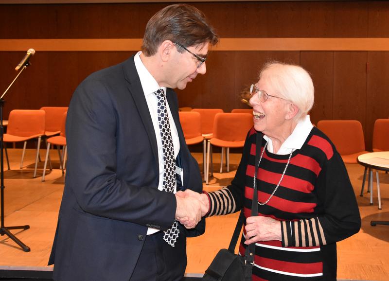 Auch in diesem Jahr hat Oberb&uuml;rgermeister Thomas Hirsch wieder zur &Uuml;90-Party ins Landauer Diakoniezentrum Bethesda geladen.