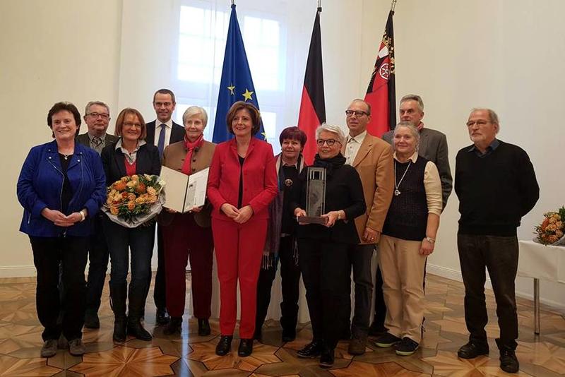 Eine Delegation des Vereins &raquo;Silberstreif - gegen Altersarmut in Landau&laquo; nahm aus den H&auml;nden von Ministerpr&auml;sidentin Malu Dreyer den Br&uuml;ckenpreis 2017 des Landes Rheinland-Pfalz entgegen. Die Landauer Stadtspitze wurde bei der Preisverleihung von B&uuml;rgerme
