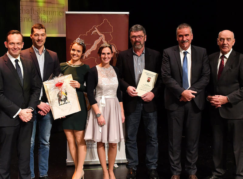 747a: Beigeordneter Rudi Klemm (2.v.r.) und die Landauer Weinprinzessin Jana I. (2.v.l.) zeichneten zusammen mit &Ouml;konomierat Norbert Schindler (r.), Minister Dr. Volker Wissing (l.) und der pf&auml;lzischen Weink&ouml;nigin Inga Storck das Weingut Bruno Leiner aus 