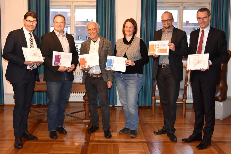 Gemeinsam f&uuml;r &raquo;Kommune der Zukunft&laquo;: Oberb&uuml;rgermeister Thomas Hirsch, Nu&szlig;dorfs Ortsvorsteher Dr. Thorsten S&ouml;gding, Sprecher der Landauer Ortsvorsteher beim Modellprojekt &raquo;Kommune der Zukunft&laquo;, Dorfentwicklungspartner Jochen Blecher, Dorfentwicklungspartne