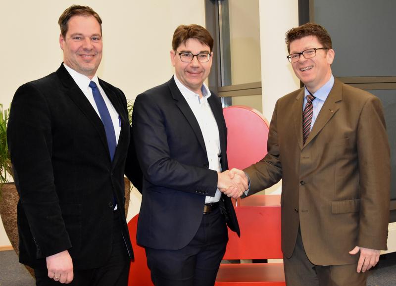 Starke Partner: Oberb&uuml;rgermeister Thomas Hirsch (M.), Bernd Jung, Vorstandsvorsitzender der Sparkasse S&uuml;dliche Weinstra&szlig;e (r.), und Michael G&ouml;tz, Werkleiter des st&auml;dtischen Geb&auml;udemanagements, bei der Vorstellung der Planungen f&uuml;r die Wohnungsbau Landau G