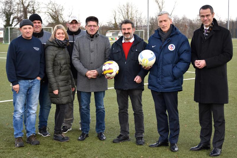 B&uuml;rgermeister und Sportdezernent Dr. Maximilian Ingenthron (r.) machte sich jetzt gemeinsam mit Mitarbeiterinnen und Mitarbeitern der Stadtverwaltung, Vereinsvertretern und den zust&auml;ndigen Platzwarten vor Ort ein Bild vom Zustand der Kunstrasenpl&auml;tze &raquo;Am 