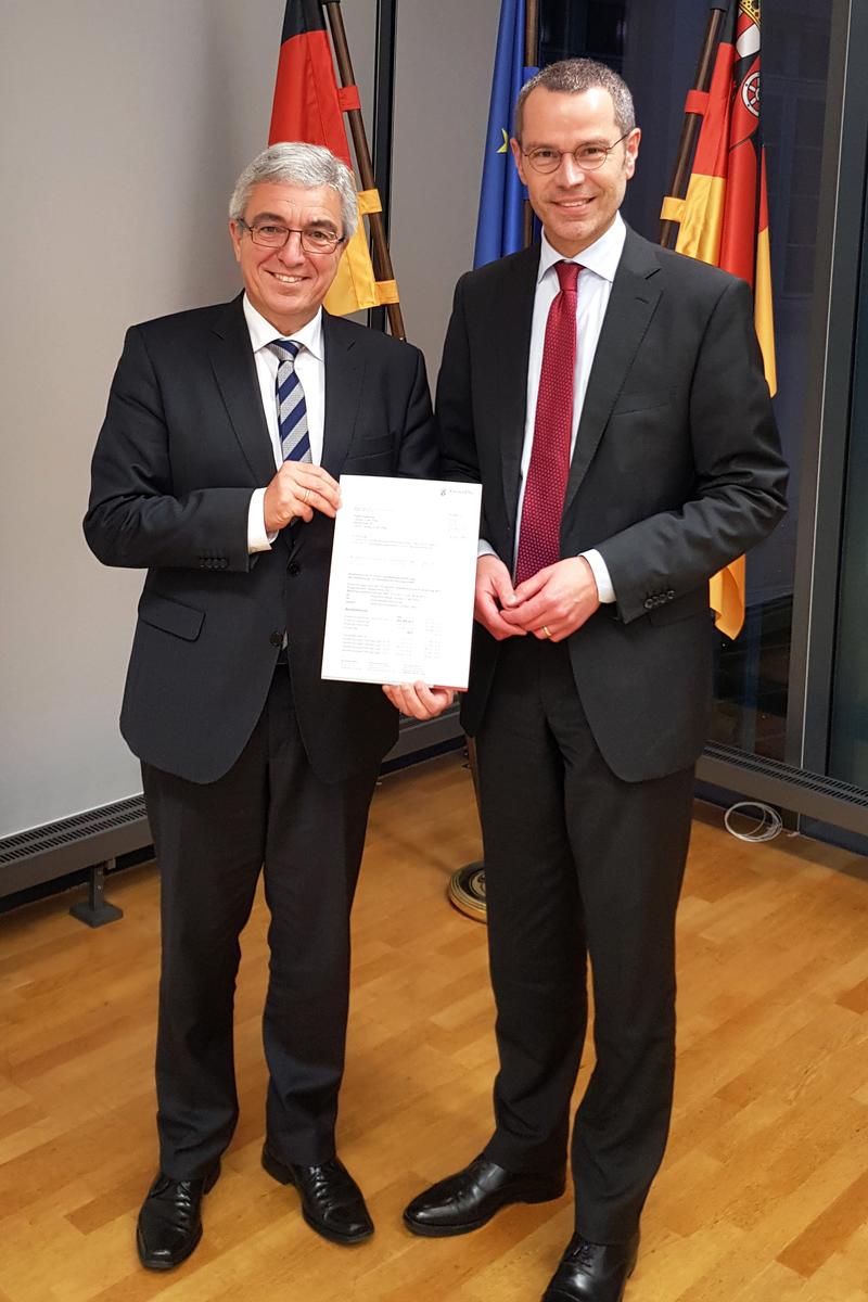 Landaus B&uuml;rgermeister Dr. Maximilian Ingenthron (r.) nahm in Mainz aus den H&auml;nden von Innenminister Roger Lewentz den neuen Bewilligungsbescheid f&uuml;r die Stadtumbauma&szlig;nahme &raquo;&Ouml;stliche Innenstadt&laquo; entgegen. 