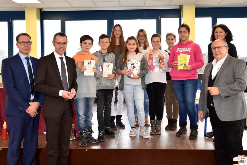 B&uuml;rgermeister und Schuldezernent Dr. Maximilian Ingenthron (2.v.l.), Schulleiter Manfred Schabowski (l.), Konrektorin Regina Sersch (4.v.r.), Lehrerin Tania Chalabi (r.) und Bernd Lie&szlig;feld (2.v.r.), Vorsitzender des F&ouml;rdervereins der Konrad-Adenauer-Reals