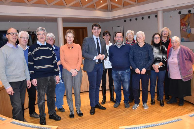 Der neue Landauer Beirat f&uuml;r &auml;ltere Menschen gemeinsam mit Oberb&uuml;rgermeister Thomas Hirsch (6.v.l.) und der st&auml;dtischen Seniorenbeauftragten Ulrike Sprengling (3.v.r.) bei der konstituierenden Sitzung im Ratssaal des Rathauses. 