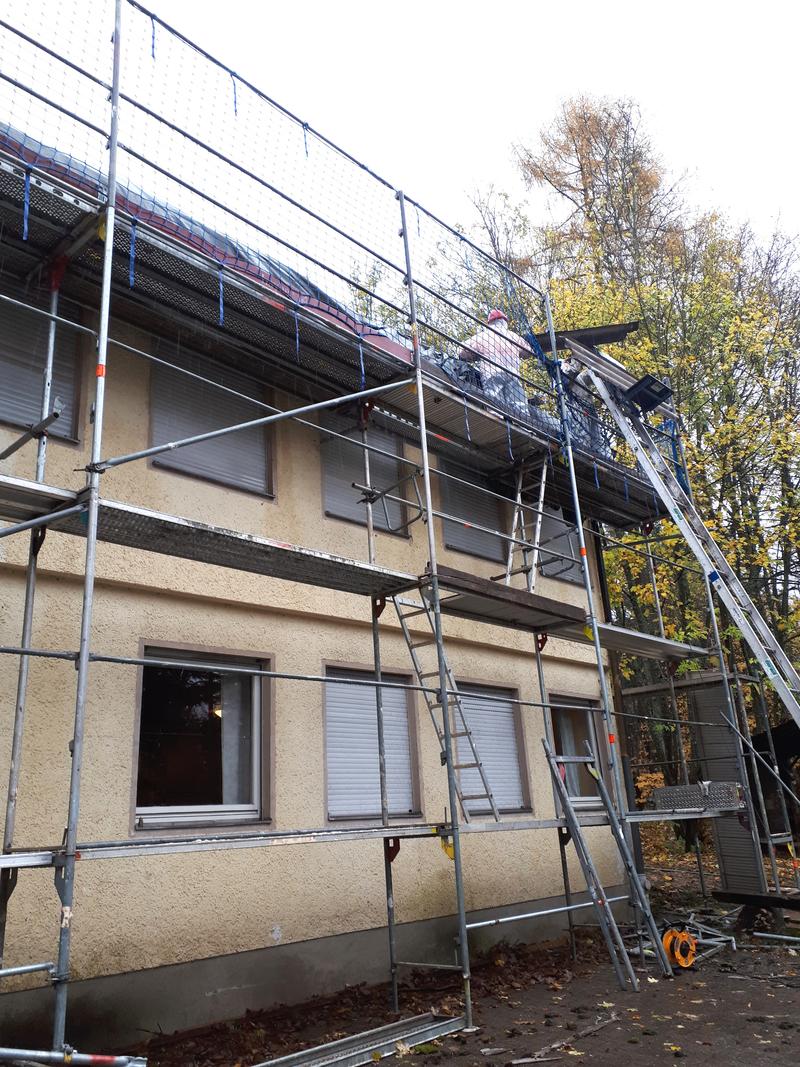 Erhalt der Waldwerkstatt Taubensuhl: Die dringend notwendige Dachsanierung wurde als erstes Etappenziel auf den Weg gebracht und konnte nun erfolgreich abgeschlossen werden.