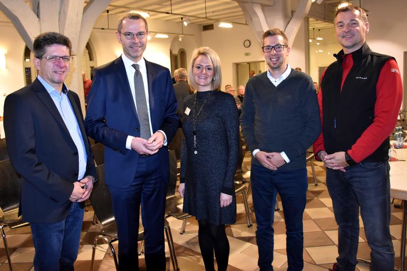 Die Akteurinnen und Akteure des 2. Landauer Sportgespr&auml;chs: Ralf M&uuml;ller, Leiter des Amts f&uuml;r Schulen, Kultur und Sport, B&uuml;rgermeister und Sportdezernent Dr. Maximilian Ingenthron, Marlen M&uuml;ller, Leiterin des Sachgebiets Sport, Stefan Henn vom Institut f&uuml;r