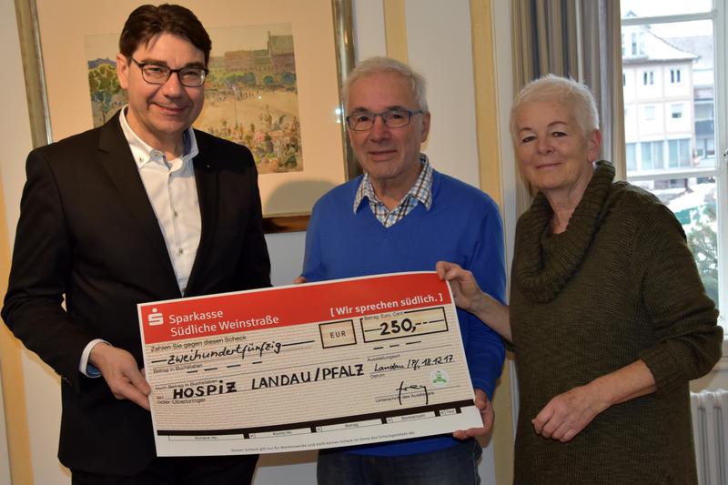 Margot und Reinhold Frey &uuml;berreichten eine Spende in H&ouml;he von 250 Euro an den Vorsitzenden des F&ouml;rdervereins &raquo;Ein Hospiz f&uuml;r LD-S&Uuml;W&laquo;, Oberb&uuml;rgermeister Thomas Hirsch (l.). 