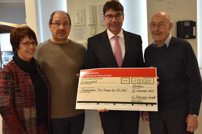 Die Spendenbereitschaft f&uuml;r das station&auml;re Hospiz in Landau ist ungebrochen: Die Gesch&auml;ftsf&uuml;hrer Ilka und Martin R&uuml;bsam, Oberb&uuml;rgermeister Thomas Hirsch und Firmengr&uuml;nder Werner R&uuml;bsam (v.l.n.r.) bei der Spenden&uuml;bergabe der Firma Werner R&uuml;bsam Alarm- und 