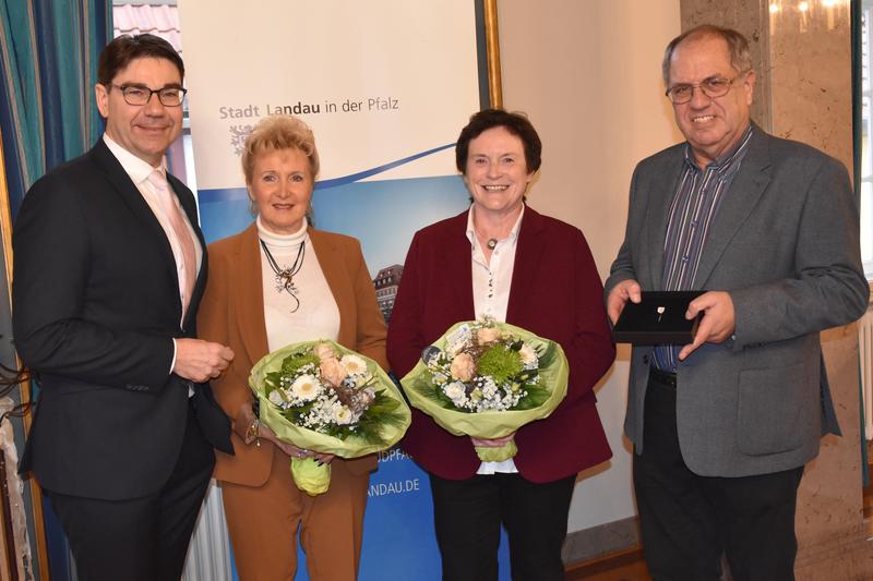 Oberb&uuml;rgermeister Thomas Hirsch (l.) gemeinsam mit den Geehrten Ursula Zoller, Annel Jung und Georg Roth&ouml;hler (v.l.n.r.) bei der Verleihung der Ehrennadel der Stadt Landau. 