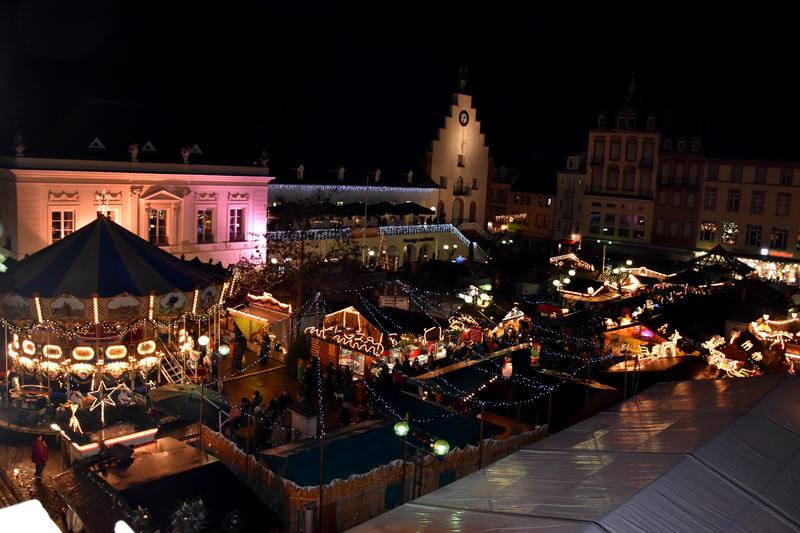 Wundersch&ouml;n: Der abendliche Kunsthandwerkliche Thomas-Nast-Nikolausmarkt auf dem Rathausplatz in der Landauer Innenstadt. 