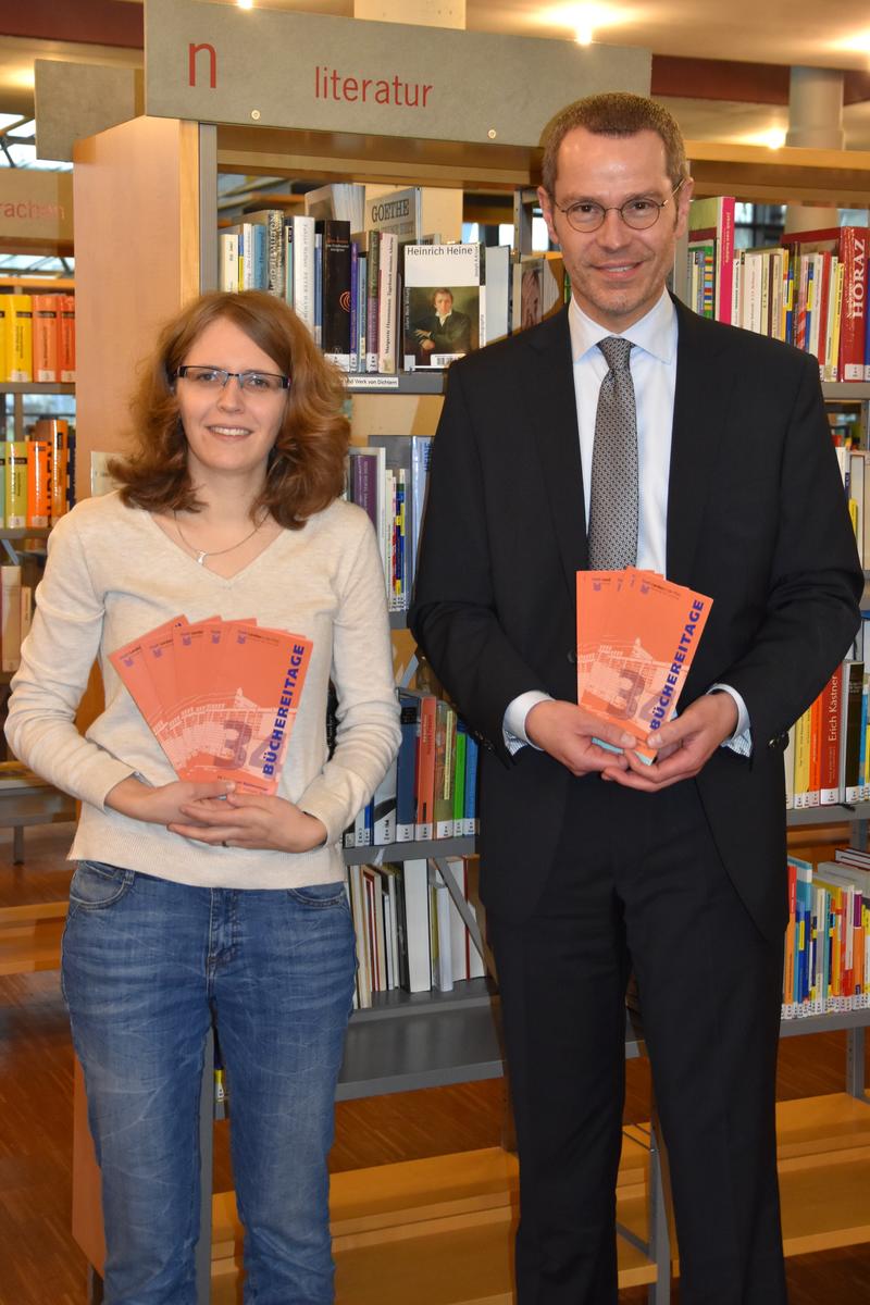 Gemeinsam mit Stadtbibliotheksleiterin Amelie L&ouml;hlein hat B&uuml;rgermeister und Kulturdezernent Dr. Maximilian Ingenthron jetzt das Programm der 34. Landauer B&uuml;chereitage vorgestellt. 
