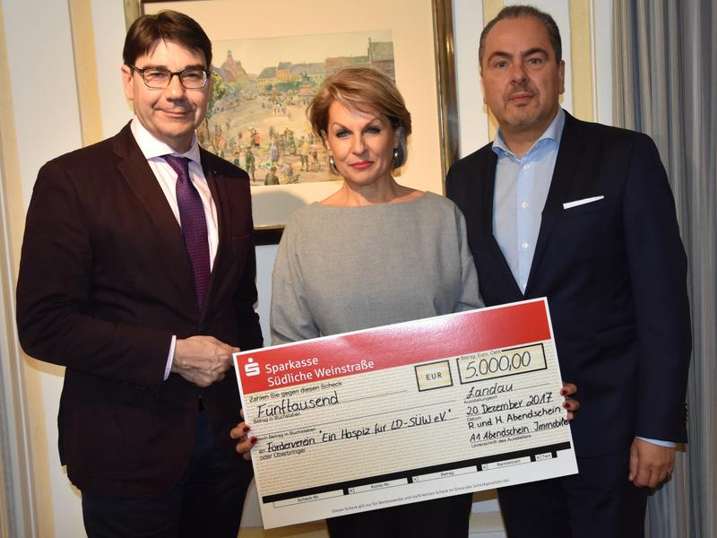 Oberb&uuml;rgermeister Thomas Hirsch (l.) nahm in seiner Eigenschaft als Vorsitzender des F&ouml;rdervereins &raquo;Ein Hospiz f&uuml;r LD-S&Uuml;W&laquo; die Spende in H&ouml;he von 5.000 Euro f&uuml;r das im Bau befindliche station&auml;re Hospiz aus den H&auml;nden von Regina und Heinrich Abendschein en