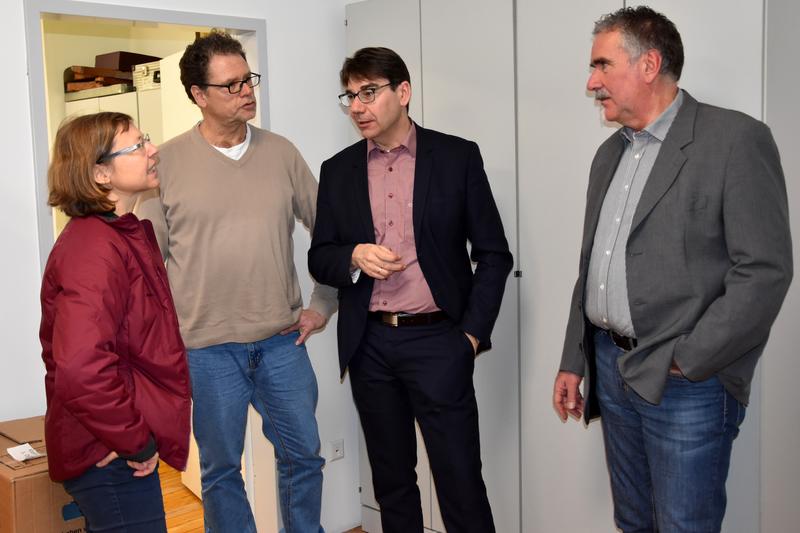 Treffen inmitten von Umzugskartons: Oberb&uuml;rgermeister Thomas Hirsch (3.v.l.) und Beigeordneter Rudi Klemm (r.) statteten dem Umweltamt, hier vertreten durch Amtsleiter Markus Abel und Gr&uuml;nfl&auml;chenabteilungsleiterin Sabine Klein, in den neuen R&auml;umlichkeiten