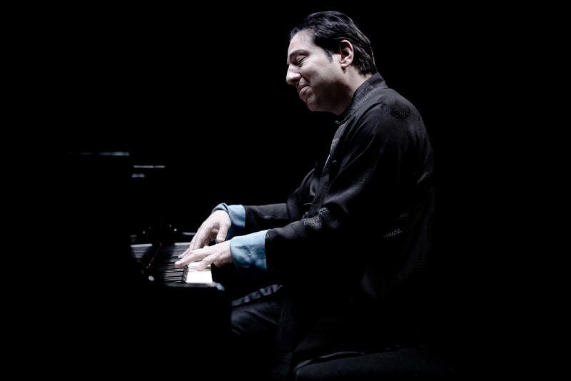 Klassik-Highlight: Am 5. Mai 2018 kommt der bekannte Pianist Fazil Say in die Landauer Jugendstil-Festhalle. 