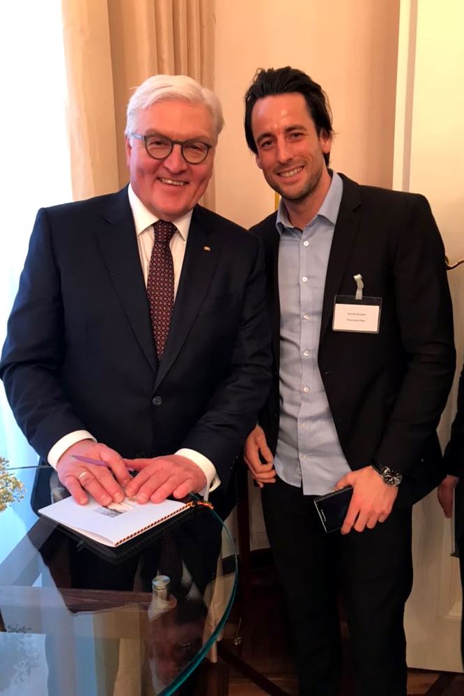 Ganz nah an Bundespr&auml;sident Frank-Walter Steinmeier: Dennis Schober aus Landau wurde f&uuml;r sein ehrenamtliches Engagement zum Neujahrsempfang im Schloss Bellevue eingeladen. 