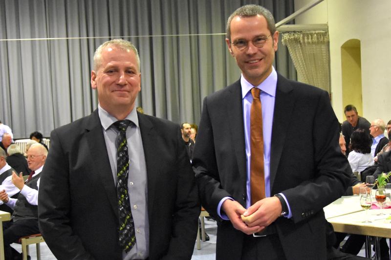 Auf ein gutes neues Jahr: B&uuml;rgermeister Dr. Maximilian Ingenthron (r.) gemeinsam mit Ortsvorsteher Michael Schreiner beim Neujahrsempfang in Godramstein. 