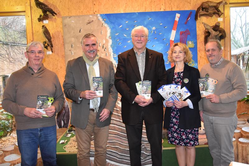 Peter Buchert (DGHT), Beigeordneter Rudi Klemm, Sanit&auml;tsrat Dr. Helmuth Back, Zooschulleiterin Dr. Gudrun Hollstein und Zoodirektor Dr. Jens-Ove Heckel (v.l.n.r.) bei der Vorstellung des Jahresprogramms 2018.