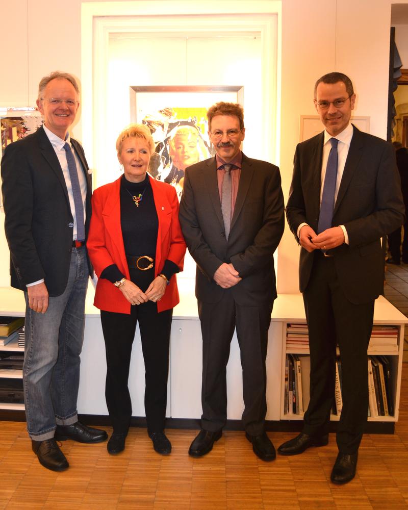 B&uuml;rgermeister und Kulturdezernent Dr. Maximilian Ingenthron (r.) gemeinsam mit dem Galeristen-Duo Ursula Zoller und Peter B&uuml;chner sowie Oberb&uuml;rgermeister a.D. Hans-Dieter Schlimmer (l.) bei der Vernissage zur Er&ouml;ffnung der Kunstausstellung &raquo;POP-ART!&laquo; in d